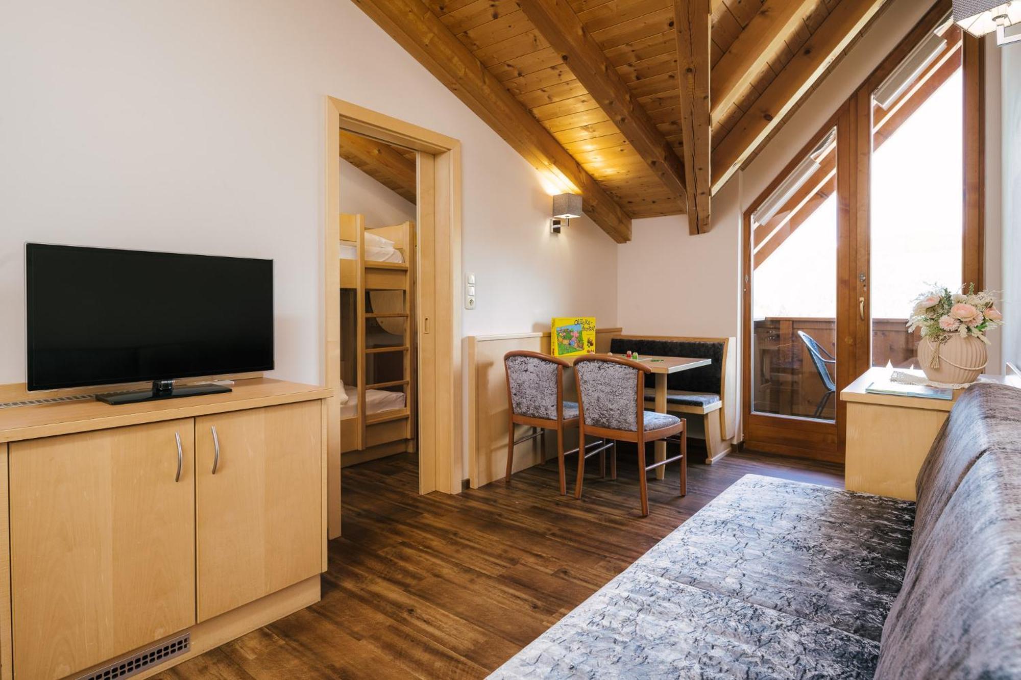 Kinderhotel Laderhof 라디스 외부 사진